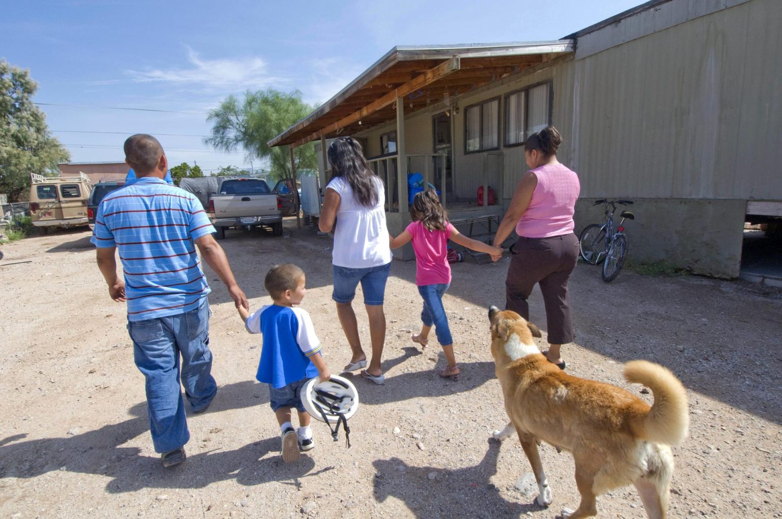 Fotografía de archivo de una familia de inmigrantes hispanos residentes en Tucson, Arizona (EEUU). EFE/Gary Williams