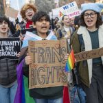 Varias personas marchan para mostrar su apoyo a la comunidad transgénero hoy, en el Día de la Visibilidad Trans durante un mitin en Nueva York (EE.UU.). EFE/ Sarah Yenesel