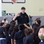 El jugador español de baloncesto Pau Gasol participa de un encuentro con niños de la Fundación Gasol, este 6 de marzo de 2023.  EFE/ Armando Arorizo