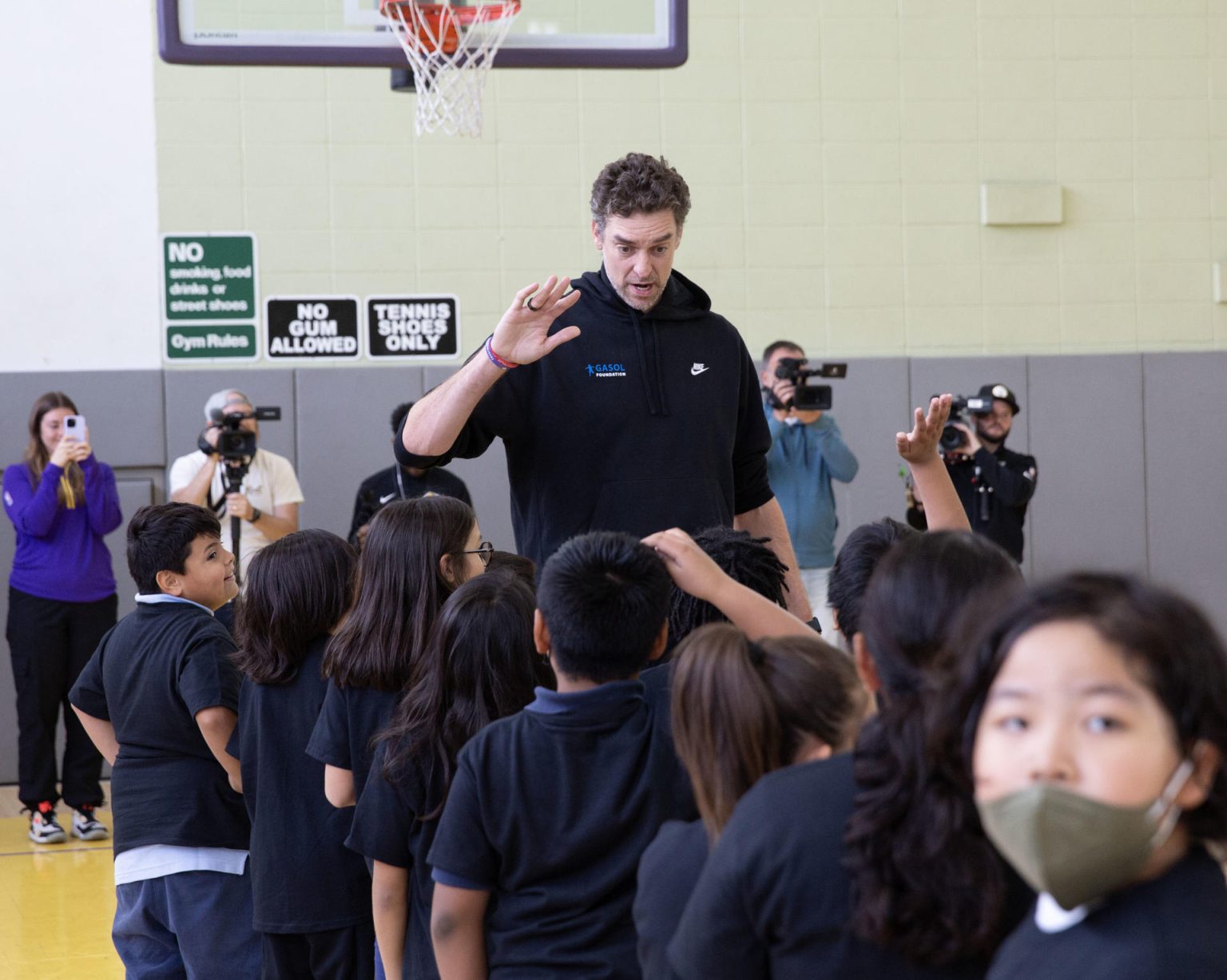 El jugador español de baloncesto Pau Gasol participa de un encuentro con niños de la Fundación Gasol, este 6 de marzo de 2023.  EFE/ Armando Arorizo