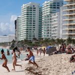 Fotografía de archivo fechada el 12 de diciembre de 2022 de turistas en las playas del balneario de Cancún, Quintana Roo (México). EFE/Alonso Cupul