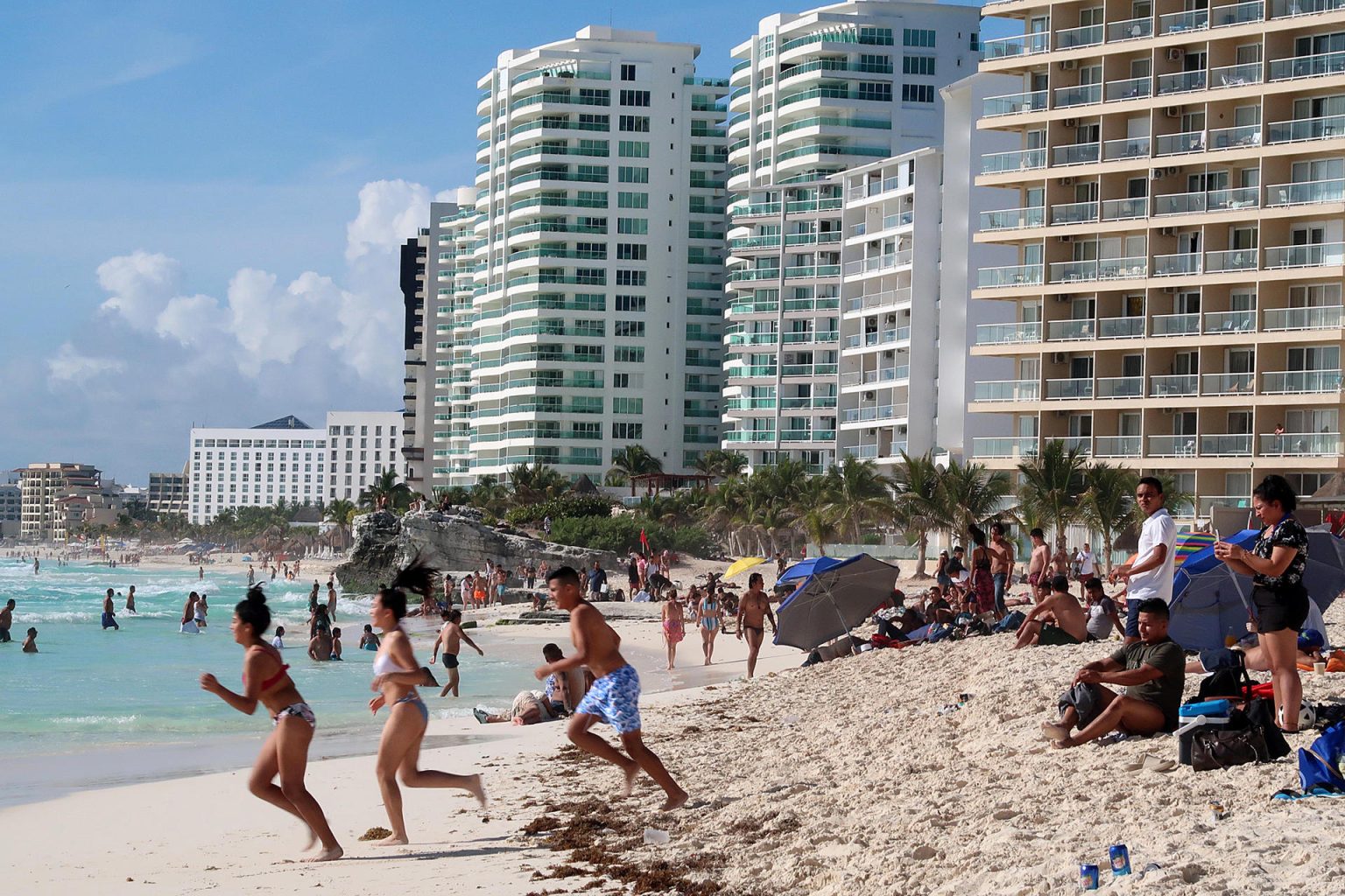 Fotografía de archivo fechada el 12 de diciembre de 2022 de turistas en las playas del balneario de Cancún, Quintana Roo (México). EFE/Alonso Cupul