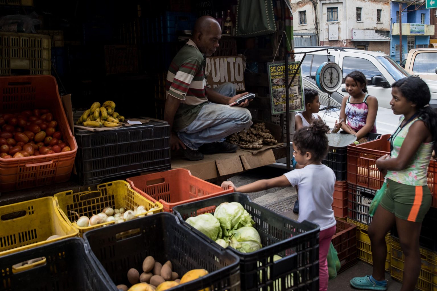 Fotografía de un puesto de venta informal en Caracas (Venezuela). EFE/ Miguel Gutierrez