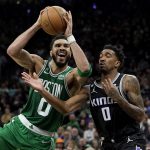 Jayson Tatum (i) de los Boston Celtics en acción frente a Malik Monk (d) de los Sacramento Kings, en el Golden 1 Center, en Sacramento, California (EE.UU.), este 21 de marzo de 2023. EFE/EPA/John G. Mabanglo