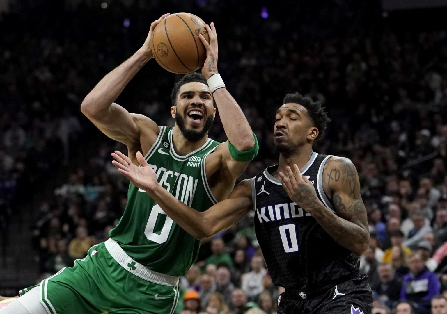 Jayson Tatum (i) de los Boston Celtics en acción frente a Malik Monk (d) de los Sacramento Kings, en el Golden 1 Center, en Sacramento, California (EE.UU.), este 21 de marzo de 2023. EFE/EPA/John G. Mabanglo