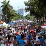 Cientos de personas asisten al "Carnaval de la Calle Ocho". Imagen de archivo. EFE/Gaston de Cárdenas