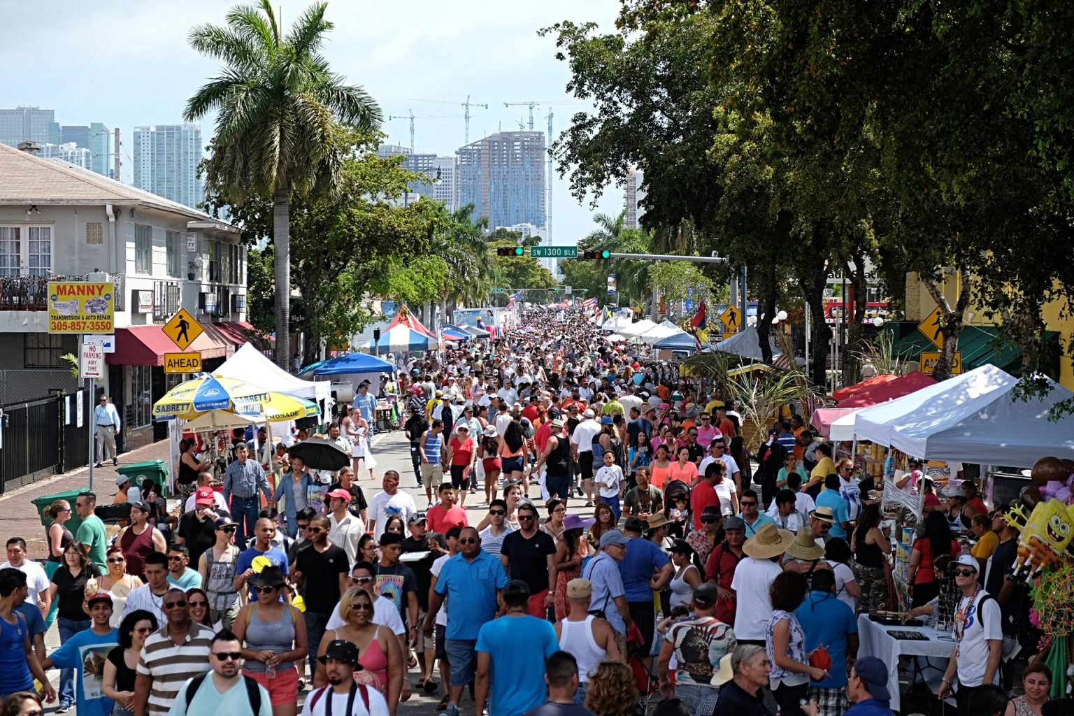 Cientos de personas asisten al "Carnaval de la Calle Ocho". Imagen de archivo. EFE/Gaston de Cárdenas