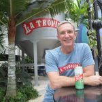 El cubano-estadounidense Manny Potuondo, dueño de la cervecería La Tropical, posa en la sede de su empresa en el barrio de Wynwood, el 25 de marzo de 2023 en Miami, Florida (EE.UU). EFE/ Jorge I. Pérez