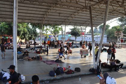 Migrantes de diversas nacionalidades permanecen en un deportivo hoy, en el municipio de Huixtla, estado de Chiapas (México). EFE/Juan Manuel Blanco
