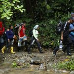 Imagen de archivo en la que se observa a varios migrantes caminando en el Tapón del Daríen (Colombia). EFE/Mauricio Dueñas Castañeda