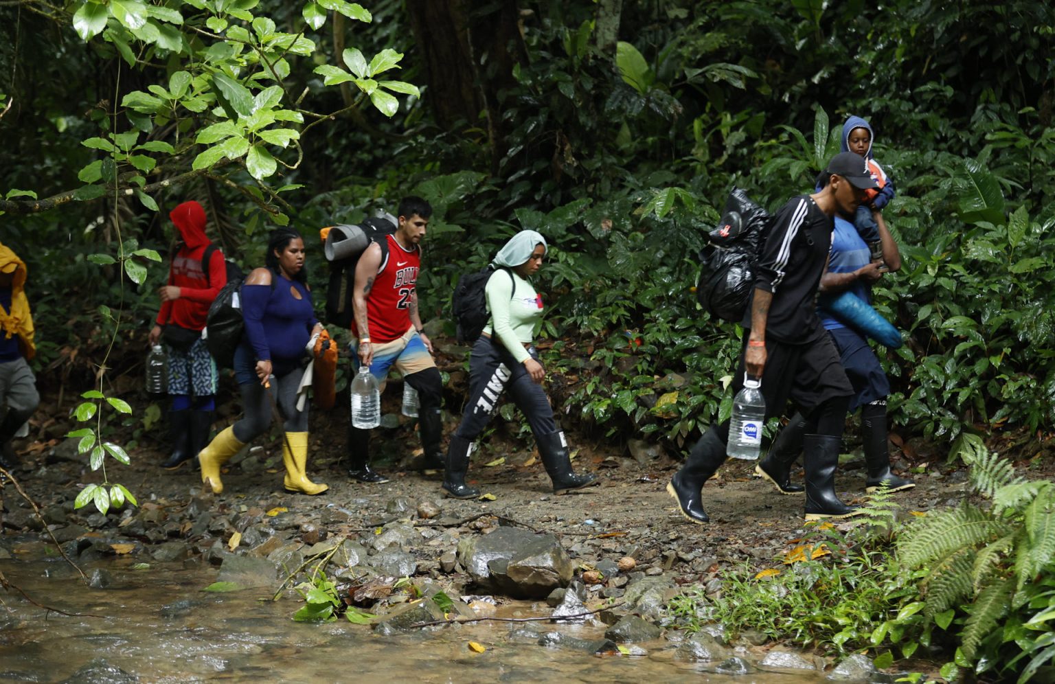 Imagen de archivo en la que se observa a varios migrantes caminando en el Tapón del Daríen (Colombia). EFE/Mauricio Dueñas Castañeda