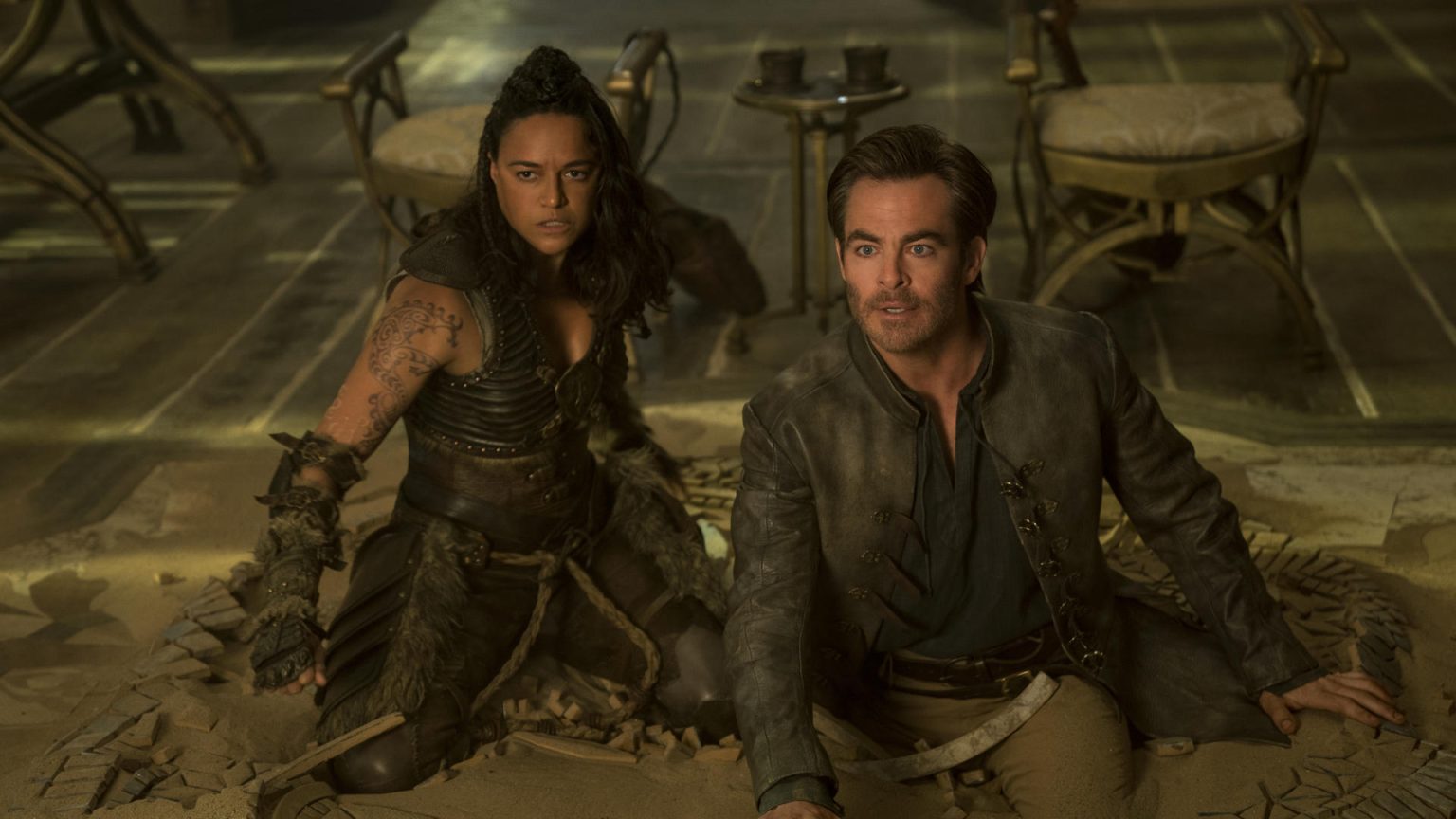 Fotograma cedido hoy por Paramount Pictures y eOne donde aparece la actriz Michelle Rodríguez como Holga y el actor Chris Pine como Edgin, en una escena de "Dungeons & Dragons: Honor Among Thieves". EFE/Paramount Pictures/eOne /Aidan Monaghan /SOLO USO EDITORIAL /SOLO DISPONIBLE PARA ILUSTRAR LA NOTICIA QUE ACOMPAÑA (CRÉDITO OBLIGATORIO)