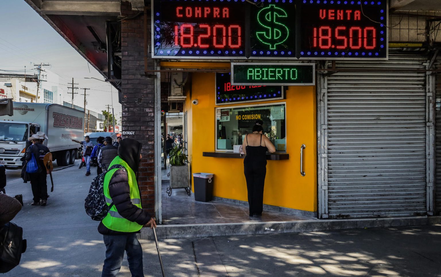 Fotografía de una casa de cambio en Tijuana, en Baja California (México). Imagen de archivo. EFE/Joebeth Terriquez