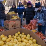 Un hombre arregla los alimentos que va a donar a las personas migrantes, el 7 de marzo de 2023, en el barrio de Queens, en Nueva York (EEUU). EFE/ Ángel Colmenares