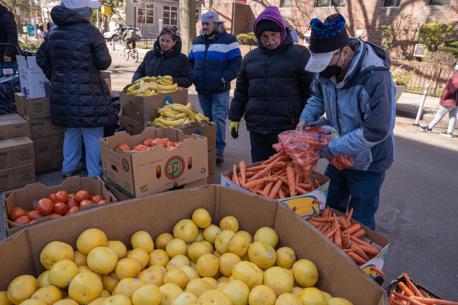 Un hombre arregla los alimentos que va a donar a las personas migrantes, el 7 de marzo de 2023, en el barrio de Queens, en Nueva York (EEUU). EFE/ Ángel Colmenares