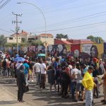 Migrantes permanecen hoy, afuera de las oficinas migratorias en la ciudad de Tapachula, en el estado de Chiapas (México). EFE/Juan Manuel Blanco