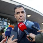 El presidente del Gobierno, Pedro Sánchez, hace declaraciones a su salida del Tanatorio La Paz de Alcobendas en Madrid. EFE/Daniel González