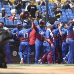 Jugadores de Cuba celebran una anotación con sus compañeros durante el partido del Clásico Mundial de Béisbol 2023 entre Cuba y Holanda, este 8 de marzo de 2023. EFE/EPA/Ritchie B. Tongo