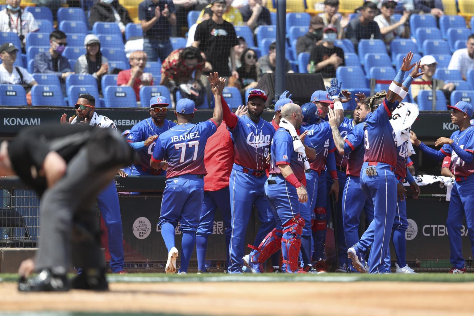 Jugadores de Cuba celebran una anotación con sus compañeros durante el partido del Clásico Mundial de Béisbol 2023 entre Cuba y Holanda, este 8 de marzo de 2023. EFE/EPA/Ritchie B. Tongo