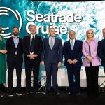 Fotografía cedida por Seatrade Cruise Global donde aparece (de izq. a der.) la moderadora de la mesa redonda "El estado de la industria mundial de cruceros", la periodista y presentadora de noticias Lucy Hockings, mientras posa junto a los participantes, el presidente, director ejecutivo y director de clima de Carnival Corporation & plc, Josh Weinstein; el presidente ejecutivo de la División de Cruceros del Grupo MSC, Pierfrancesco Vago; el presidente y director ejecutivo de Royal Caribbean Group, Jason Liberty; el presidente y director ejecutivo de Norwegian Cruise Line Holdings, Frank Del Rio; la presidenta y directora ejecutiva de la Asociación Internacional de Líneas de Cruceros (CLIA), Kelly Craighead, y el vicepresidente ejecutivo del Grupo Turco, Andrew Williams, hoy martes durante el Seatrade Cruise Global, el mayor evento del sector de cruceros en el mundo, celebrado en Fort Lauderdale, Florida. EFE/Seatrade Cruise Global /SOLO USO EDITORIAL /NO VENTAS /SOLO DISPONIBLE PARA ILUSTRAR LA NOTICIA QUE ACOMPAÑA /CRÉDITO OBLIGATORIO