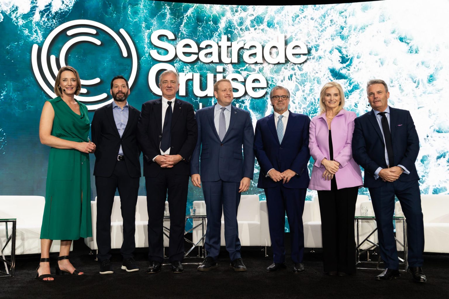 Fotografía cedida por Seatrade Cruise Global donde aparece (de izq. a der.) la moderadora de la mesa redonda "El estado de la industria mundial de cruceros", la periodista y presentadora de noticias Lucy Hockings, mientras posa junto a los participantes, el presidente, director ejecutivo y director de clima de Carnival Corporation & plc, Josh Weinstein; el presidente ejecutivo de la División de Cruceros del Grupo MSC, Pierfrancesco Vago; el presidente y director ejecutivo de Royal Caribbean Group, Jason Liberty; el presidente y director ejecutivo de Norwegian Cruise Line Holdings, Frank Del Rio; la presidenta y directora ejecutiva de la Asociación Internacional de Líneas de Cruceros (CLIA), Kelly Craighead, y el vicepresidente ejecutivo del Grupo Turco, Andrew Williams, hoy martes durante el Seatrade Cruise Global, el mayor evento del sector de cruceros en el mundo, celebrado en Fort Lauderdale, Florida. EFE/Seatrade Cruise Global /SOLO USO EDITORIAL /NO VENTAS /SOLO DISPONIBLE PARA ILUSTRAR LA NOTICIA QUE ACOMPAÑA /CRÉDITO OBLIGATORIO