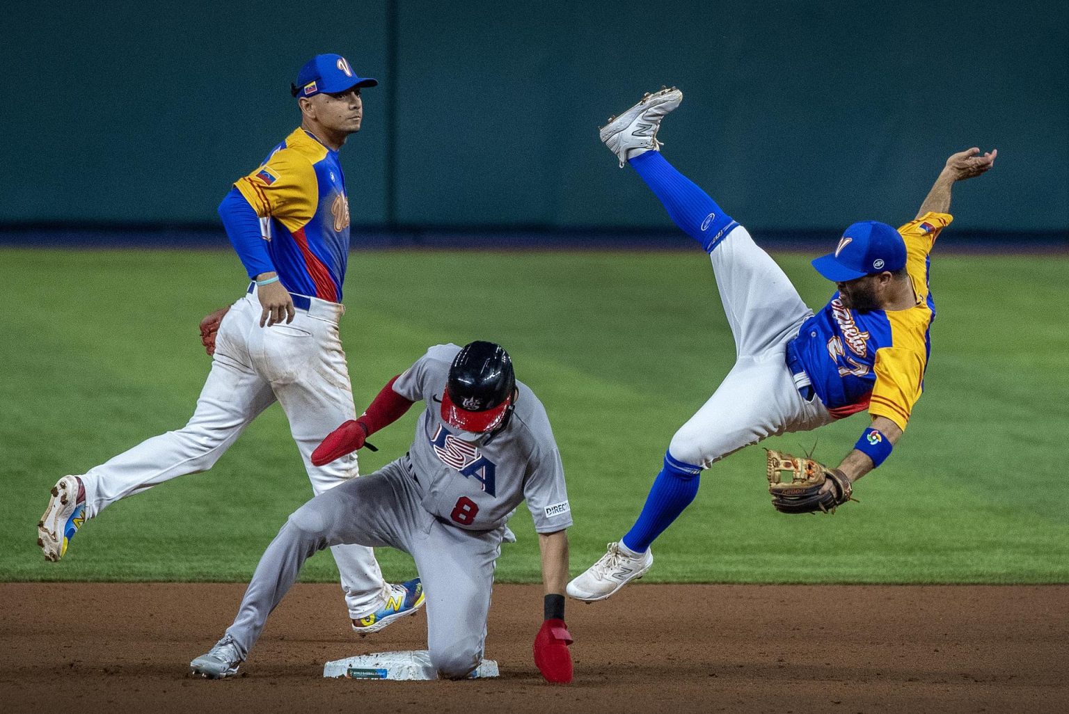 El segunda base venezolano Jose Altuve (D), en una fotografía de archivo. EFE/EPA/Critóbal Herrera Ulashkevich