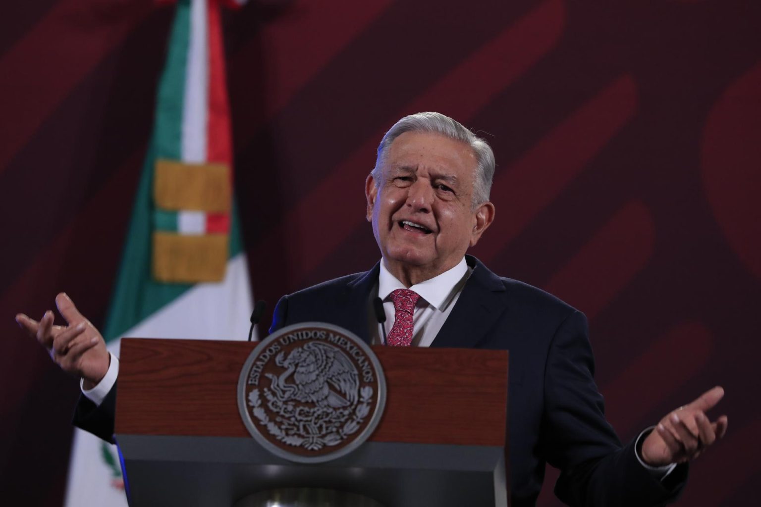 El presidente de México, Andrés Manuel López Obrador, habla una rueda de prensa en el Palacio Nacional, en Ciudad de México (México). EFE/ Mario Guzmán