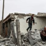 Un hombre permanece junto a los escombros de su casa, destruida tras un ataque aéreo en Douma, Siria. Imagen de archivo. EFE/ Mohammed Badra