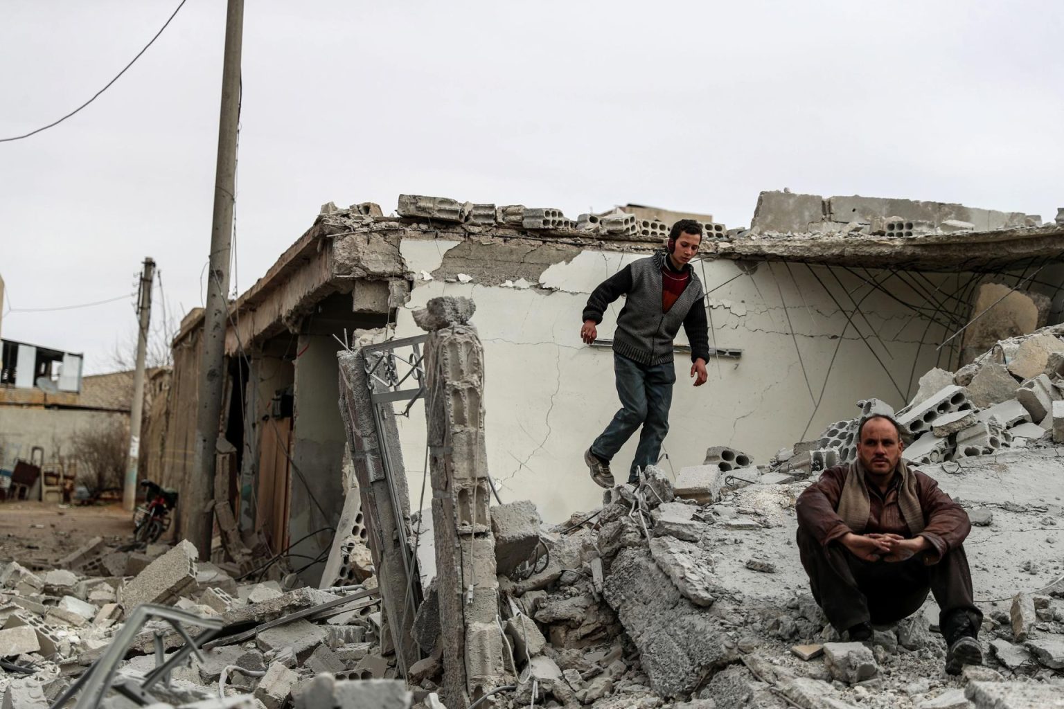 Un hombre permanece junto a los escombros de su casa, destruida tras un ataque aéreo en Douma, Siria. Imagen de archivo. EFE/ Mohammed Badra