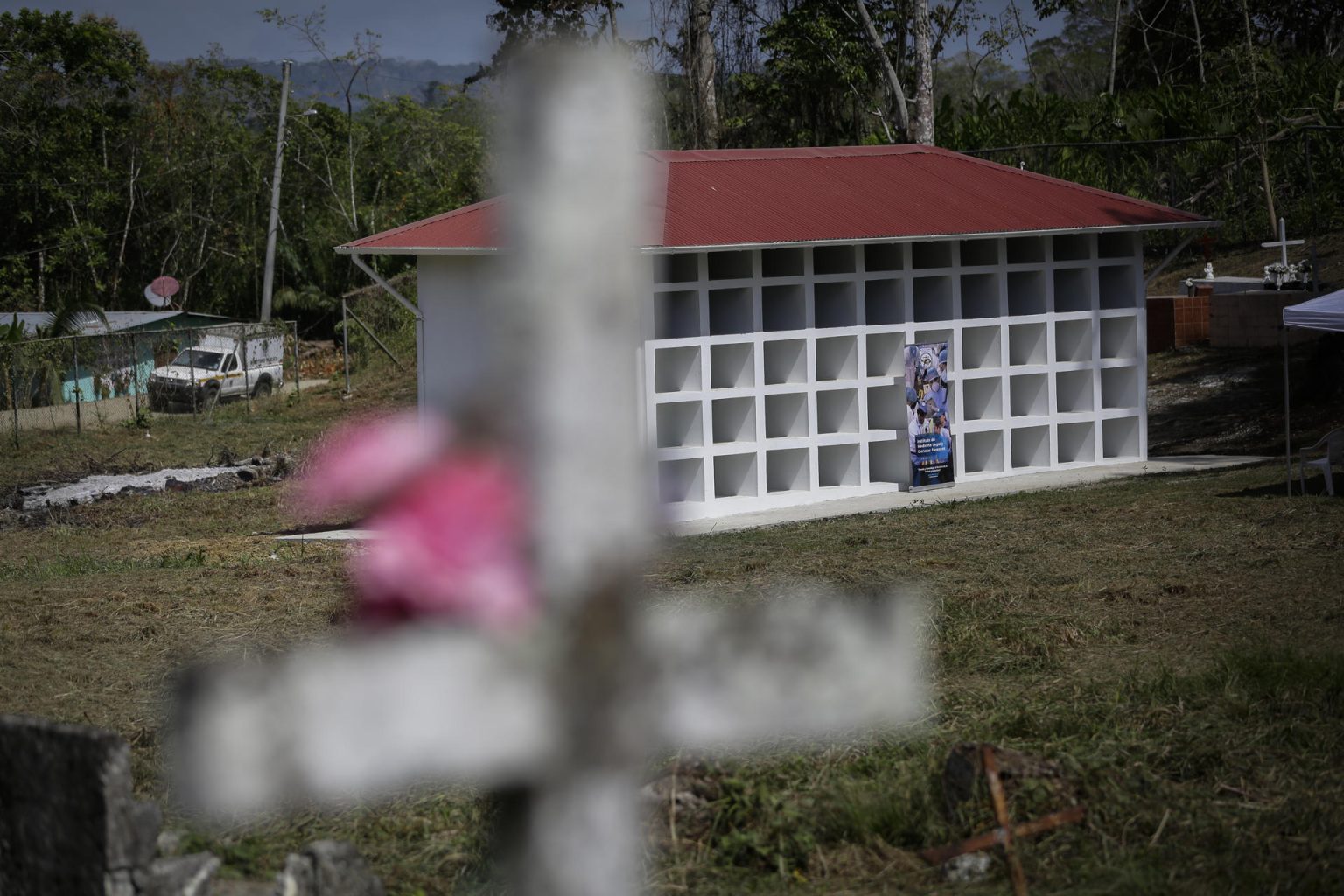 Fotografía de un Módulo de Nichos de Resguardo Humanitario Forense hoy, en el municipio de Pinogana, en la comunidad de El Real de Santa María, provincia de Darién (Panamá). EFE/ Bienvenido Velasco