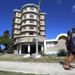 Unas personas caminan frente al Hotel Normandie en San Juan (Puerto Rico). Imagen de archivo. EFE/ Thais Llorca