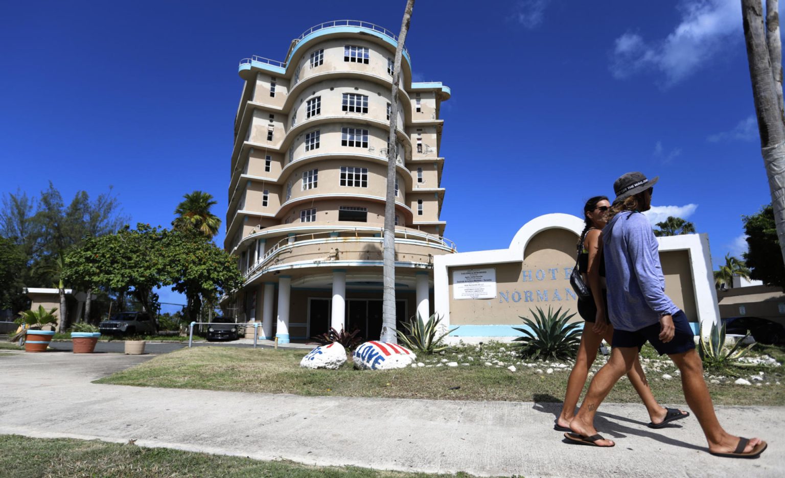 Unas personas caminan frente al Hotel Normandie en San Juan (Puerto Rico). Imagen de archivo. EFE/ Thais Llorca