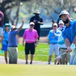 El español Jon Rahm golpea una bola hoy, durante su primer día en el torneo Arnold Palmer Invitational celebrado en el Arnold Palmer's Bay Hill Club & Resort de Orlando, Florida (Estados Unidos). EFE/Gerardo Mora