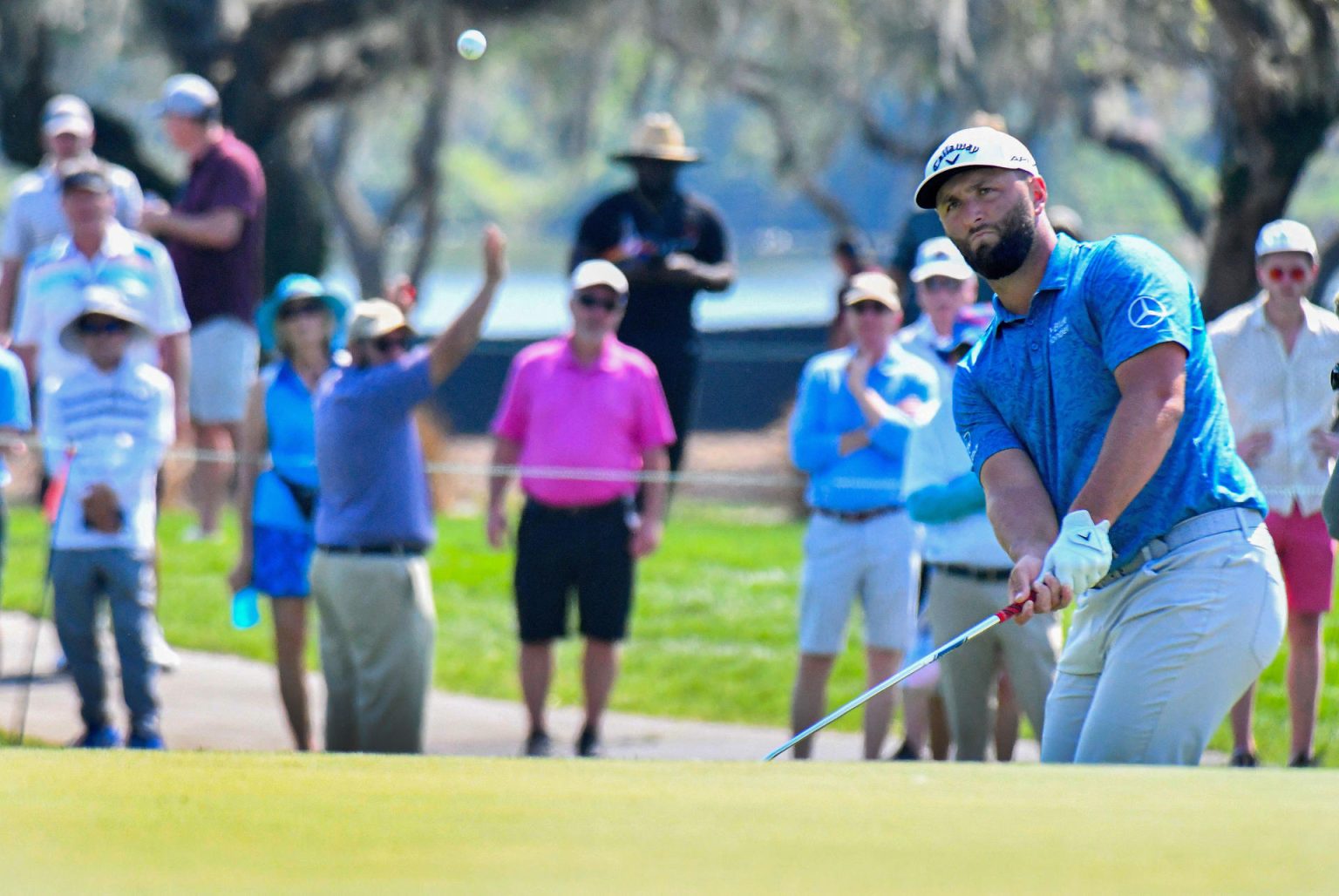 El español Jon Rahm golpea una bola hoy, durante su primer día en el torneo Arnold Palmer Invitational celebrado en el Arnold Palmer's Bay Hill Club & Resort de Orlando, Florida (Estados Unidos). EFE/Gerardo Mora