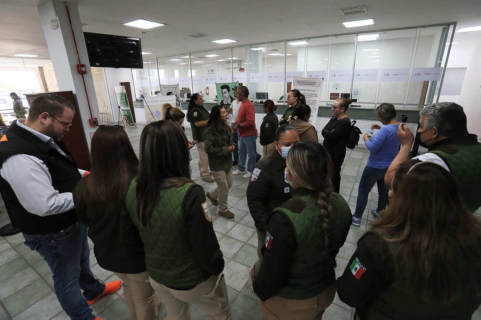 Personal del Instituto Nacional de Migración (INM) se manifiestan hoy, por la detención de tres compañeros como presuntos responsables de la muerte de 39 migrantes el pasado lunes en un centro migratorio en la fronteriza Ciudad Juárez, Chihuahua (México). EFE/Luis Torres