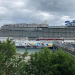 Turistas y residentes recorren el nuevo muelle tras la llegada del crucero "Encore" de la firma Norwegian Cruise Line. Imagen de archivo. EFE/ Ivonne Malaver