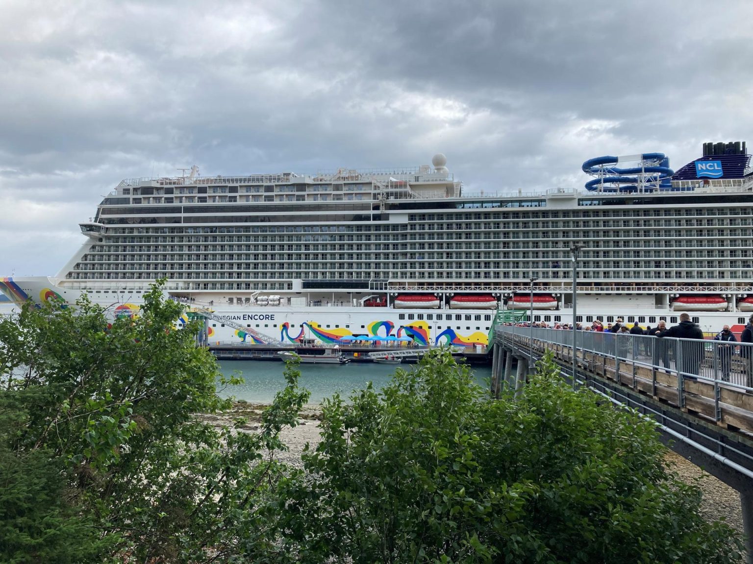 Turistas y residentes recorren el nuevo muelle tras la llegada del crucero "Encore" de la firma Norwegian Cruise Line. Imagen de archivo. EFE/ Ivonne Malaver