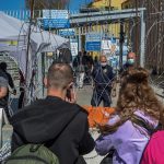 Un grupo de familias de Rusia y Ucrania esperan para solicitar Asilo Político en la garita de San Ysidro, frontera con Estados Unidos, en la ciudad de Tijuana, estado de Baja California (México). Imagen de archivo. EFE/ Joebeth Terriquez