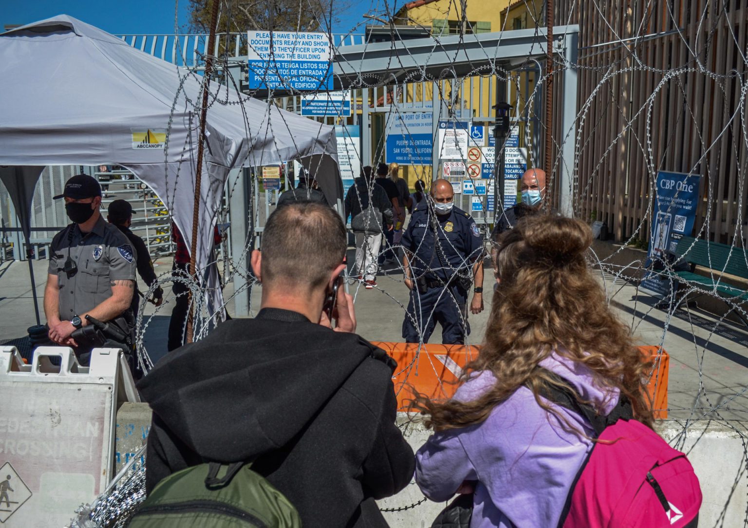 Un grupo de familias de Rusia y Ucrania esperan para solicitar Asilo Político en la garita de San Ysidro, frontera con Estados Unidos, en la ciudad de Tijuana, estado de Baja California (México). Imagen de archivo. EFE/ Joebeth Terriquez