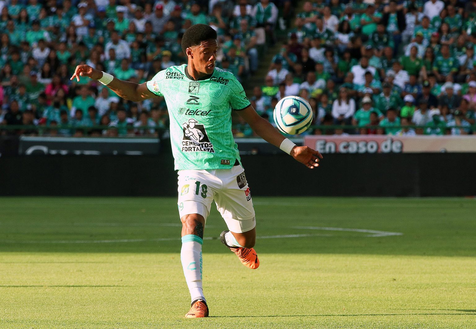 Yairo Moreno del León controla un balón, en una fotografía de archivo. EFE/Luis Ramírez