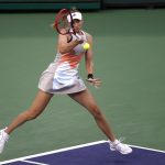 Elena Rybakina de Kazajstán en acción contra Iga Swiatek de Polonia en el Indian Wells Tennis Garden, este  17 de marzo de 2023. EFE/EPA/John G. Mabanglo