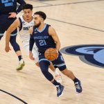 Tyus Jones de los Memphis Grizzlies en acción ante los Mavericks, durante un partido de la NBA disputado en el FedEx Forum, en Memphis (Estados Unidos). EFE/ Ryan Beatty