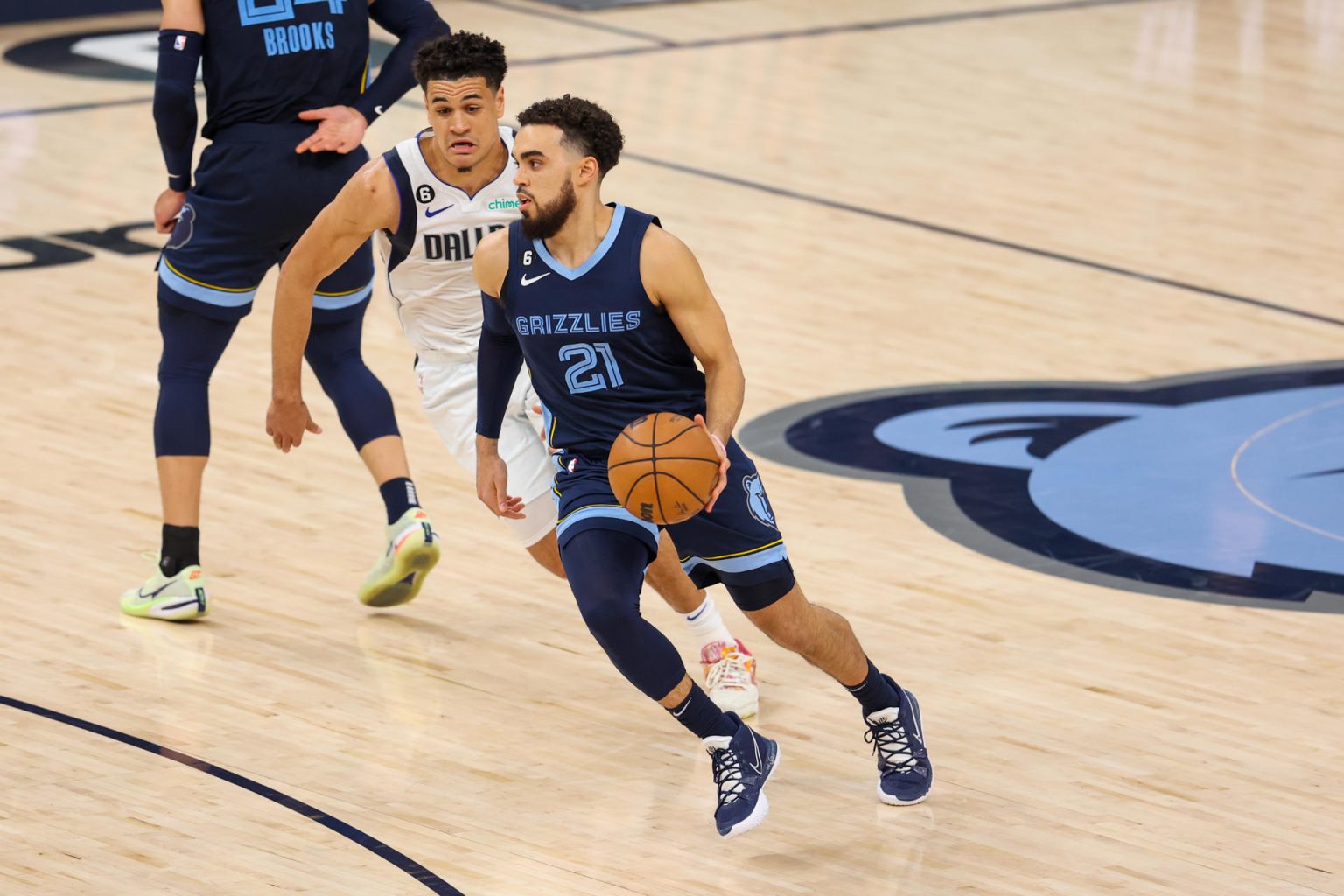 Tyus Jones de los Memphis Grizzlies en acción ante los Mavericks, durante un partido de la NBA disputado en el FedEx Forum, en Memphis (Estados Unidos). EFE/ Ryan Beatty