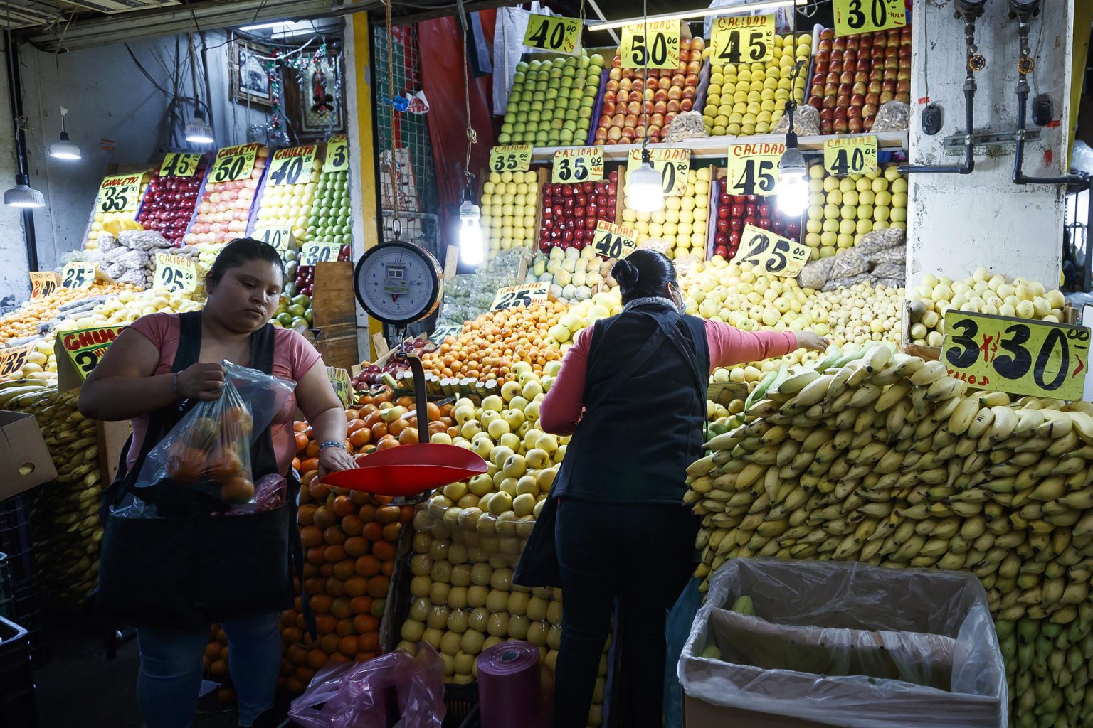 Vendedores trabajan en la Central de Abasto en Ciudad de México (México). Imagen de archivo. EFE/José Méndez