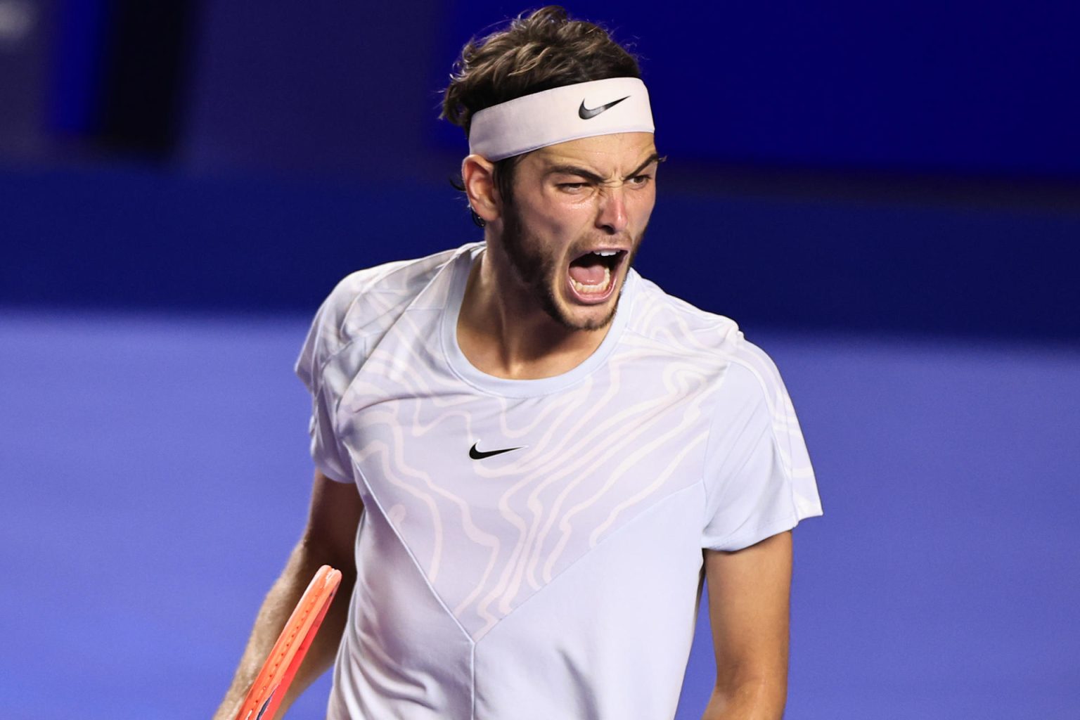 El tenista estadounidense Taylor Fritz celebra la victoria ante su compatriota Frances Tiafoe hoy, durante un partido del Abierto Mexicano de Tenis 2023, en el balneario de Acapulco, en el estado de Guerrero (México). EFE/ David Guzmán