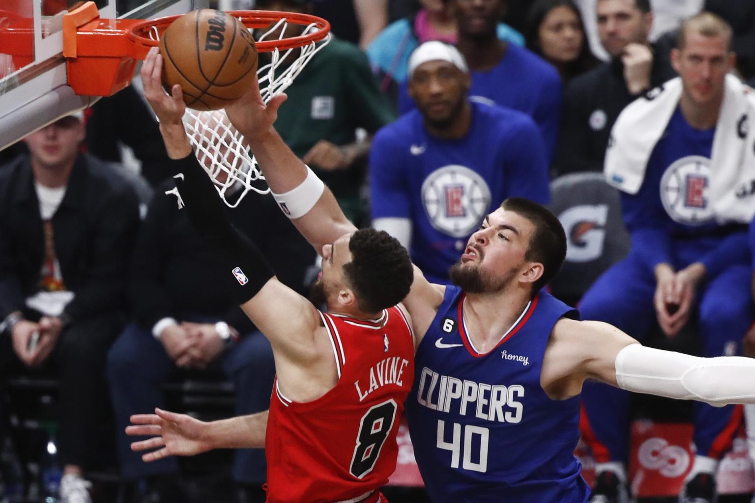 Zach LaVine (i) de los Chicago Bulls en acción frente a Ivica Zubac (d) de LA Clippers en el Crypto.com Arena, en Los Ángeles, California (EE.UU.), este 27 de marzo de 2023. EFE/EPA/Caroline Brehman