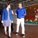 Imagen de archivo en donde se observa a la senadora demócrata por el estado de Minnesota Amy Klobuchar (c) junto al exsecretario del Departamento de Educación, Eligio Hernández (d). EFE/Thais Llorca