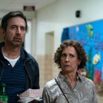 Fotograma cedido por Roadside Attractions a través del Festival de Cine de Miami donde aparece Ray Romano como Leo y Laurie Metcalf como Angela, durante una escena de la película "Somewhere in Queens", que levantará el telón el viernes de la 40ª edición del certamen cinematográfico. EFE/ Mary Cybulski/ Roadside Attractions SÓLO USO EDITORIAL/SÓLO DISPONIBLE PARA ILUSTRAR LA NOTICIA QUE ACOMPAÑA (CRÉDITO OBLIGATORIO)