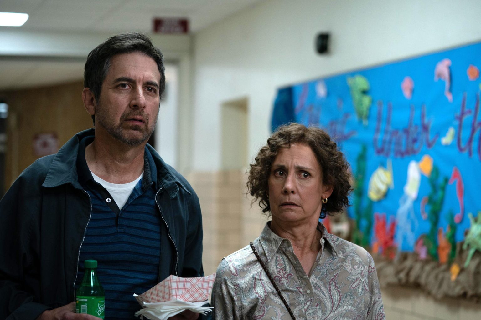 Fotograma cedido por Roadside Attractions a través del Festival de Cine de Miami donde aparece Ray Romano como Leo y Laurie Metcalf como Angela, durante una escena de la película "Somewhere in Queens", que levantará el telón el viernes de la 40ª edición del certamen cinematográfico. EFE/ Mary Cybulski/ Roadside Attractions SÓLO USO EDITORIAL/SÓLO DISPONIBLE PARA ILUSTRAR LA NOTICIA QUE ACOMPAÑA (CRÉDITO OBLIGATORIO)