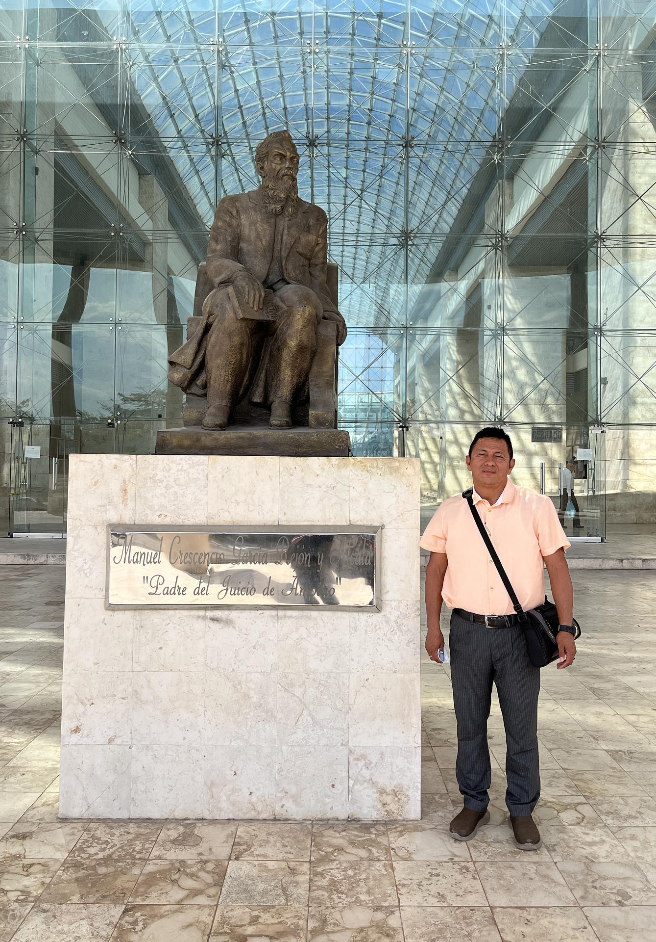 El abogado en materia familiar Luis Antonio López, posa al termino de una entrevista con EFE, el 8 de marzo de 2023, en la ciudad de Mérida, en el estado de Yucatán (México). EFE/Martha López Huan